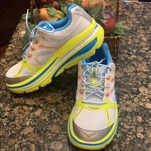 Like new- Hoka One One running shoes W Bondi B